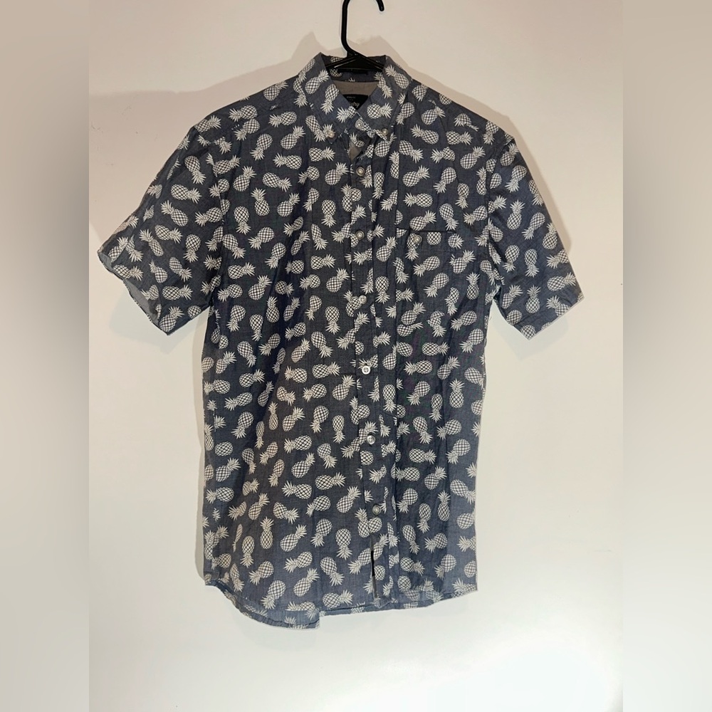 Artistry in Motion Blue-Gray Button-Down. Hawaiian, Pineapple Print. Size S.